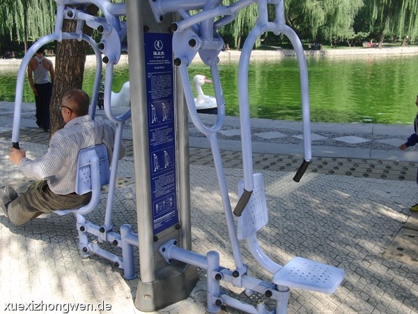 Fitnessgerät im Tuanjiehupark in Action