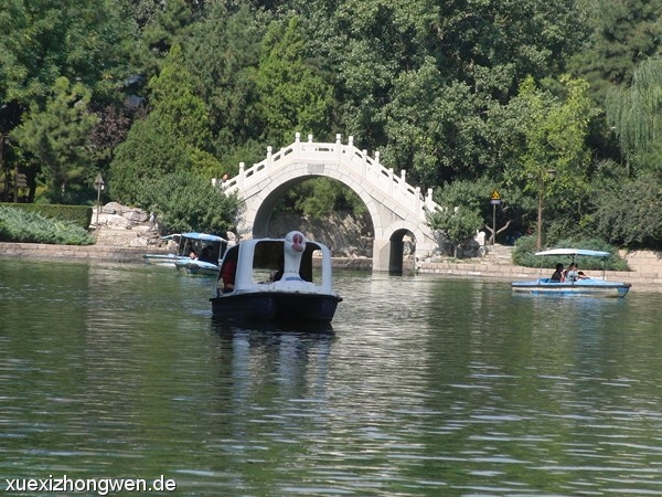 Freizeitboot vor Tuanjiehu-See Brücke